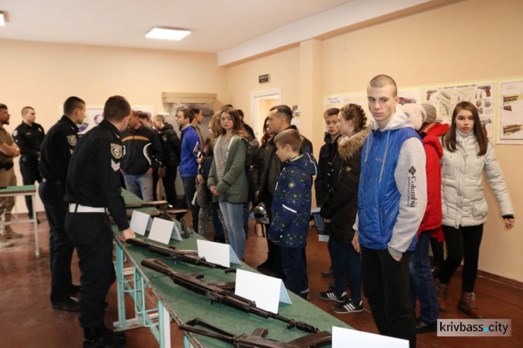 В Кривом Роге в ДЮИ задерживали преступников и стреляли из пистолетов (ФОТОРЕПОРТАЖ)