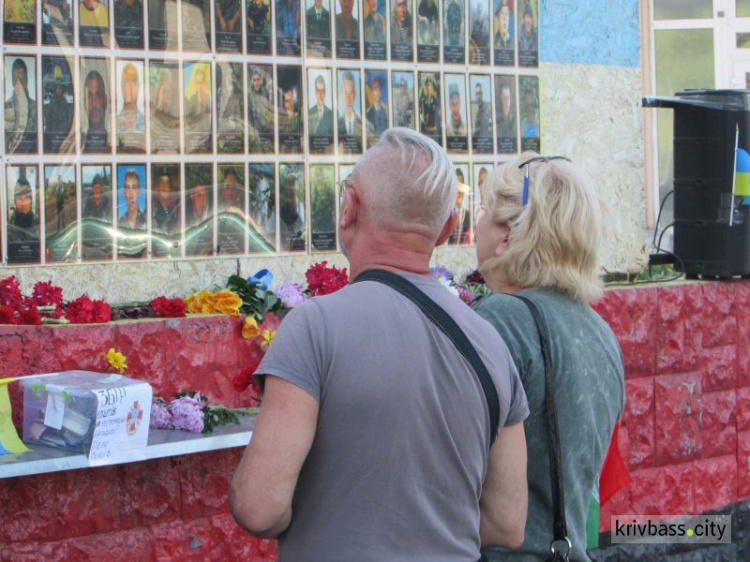 В Кривом Роге у стелы Героев жители города почтили память земляков, погибших под Иловайском (фото)