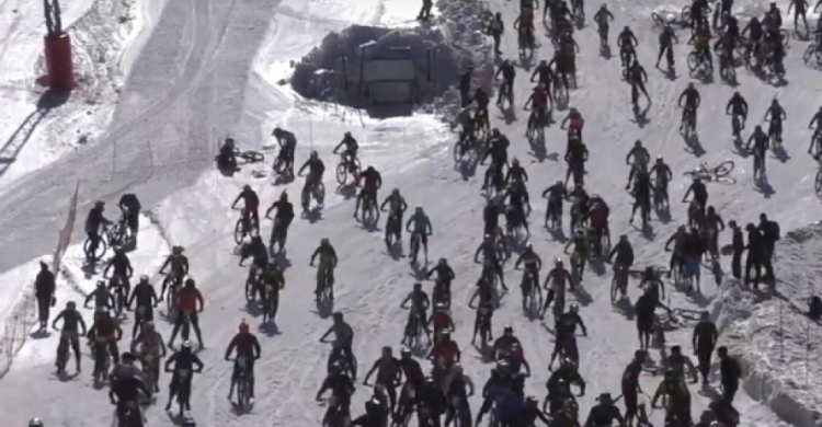 Сотни велосипедистов упали с "Адской горы" (ВИДЕО)