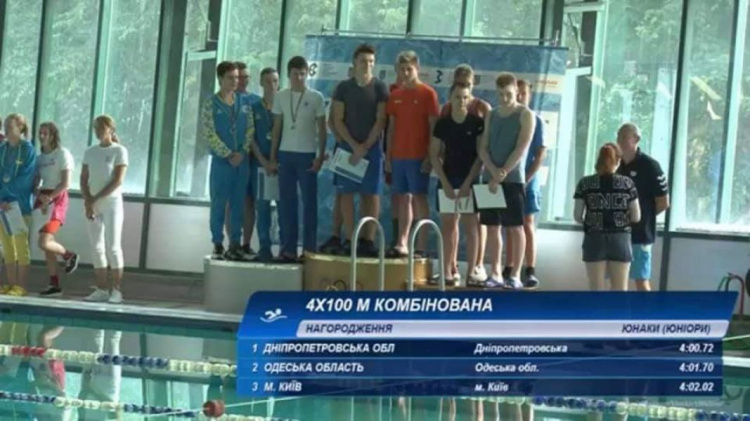 Золото и серебро привезли юные спортсмены из Кривого Рога с чемпионата по плаванию (фото)