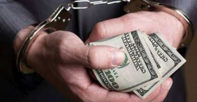 На Днепропетровщине госслужащих задержали во время получения взятки в размере 11 тысяч долларов