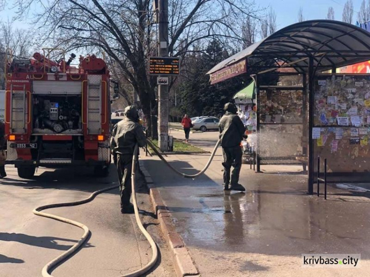 Спасатели Кривого Рога присоединились к дезинфекции улиц и тротуаров