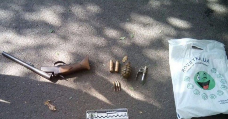 Полицейские в Кривом Роге задержали мужчину с арсеналом оружия (ФОТО)