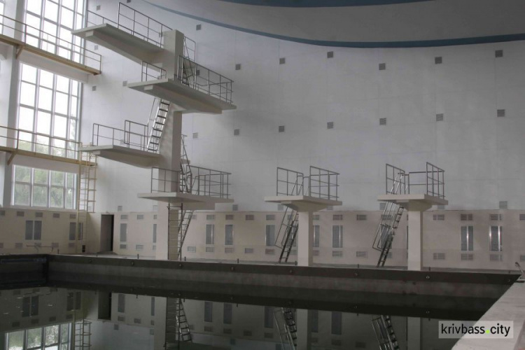 В Кривом Роге обещают завершить ремонт самого большого в городе бассейна к 1 сентября