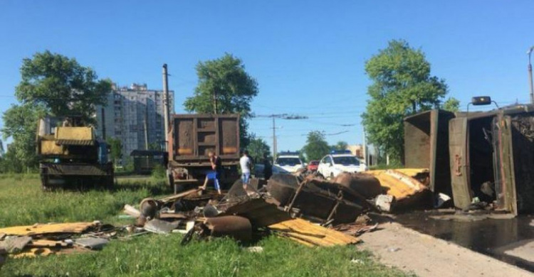 Опасный манёвр: в Кривом Роге опрокинулся грузовик (ФОТО)