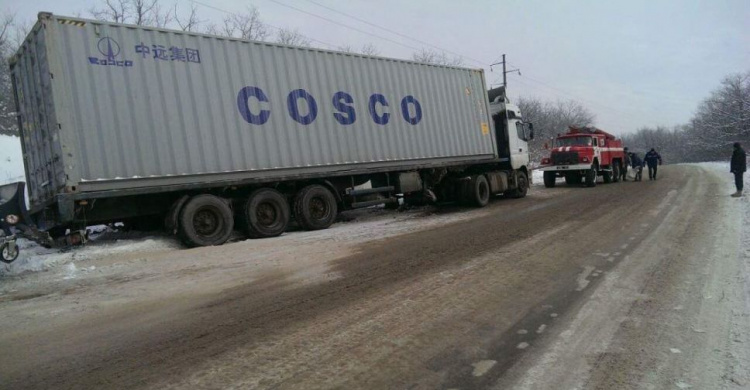 На трассе Николаев - Кривой Рог грузовик съехал в кювет (ФОТО)