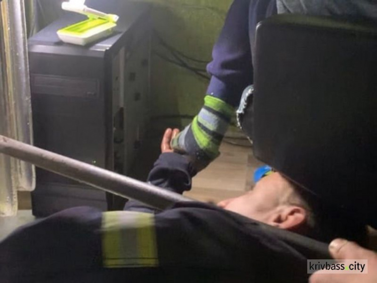 Застряг ногою між секціями батареї - допомогли рятувальники