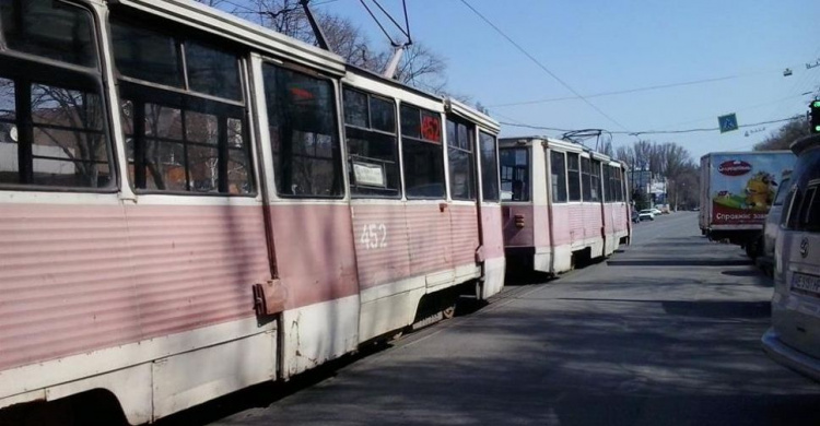 В Кривом Рога старый трамвай парализовал движение транспорта