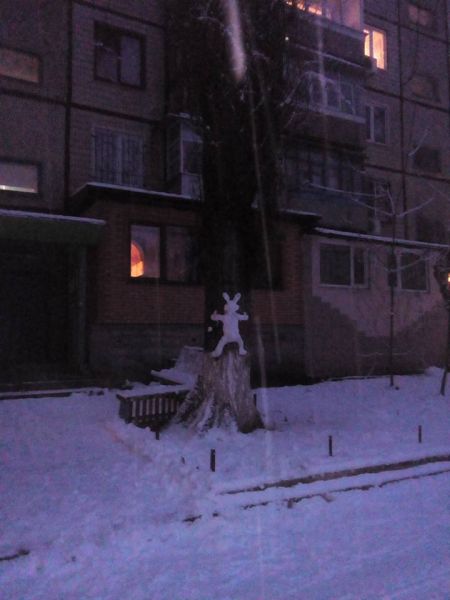 Жители Кривого Рога изощряются в лепке снеговиков (ФОТОФАКТ)