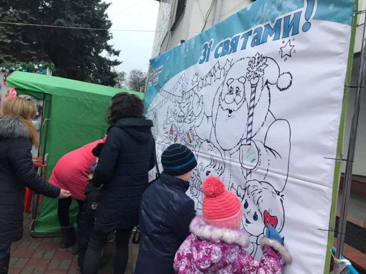 Ярко и весело: в Покровском районе Кривого Рога открыли елочный городок (фото)