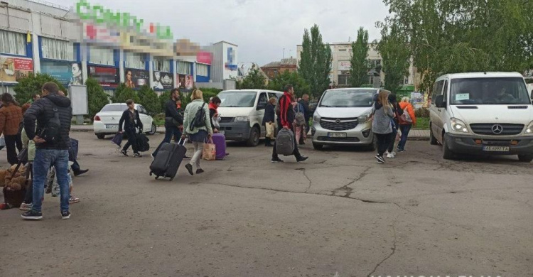 На Дніпропетровщині поліцейські офіцери продовжують допомагати евакуйовувати людей
