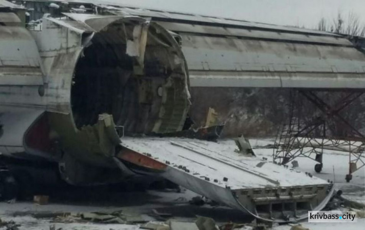 Неизвестные в Кривом Роге распиливают старый военный самолёт (ФОТО)