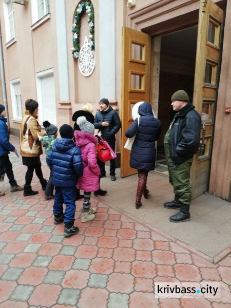 Ёлка строгого режима: в ДК "Металлургов" в Кривом Роге организаторы не пустили родителей на представление (ФОТО)