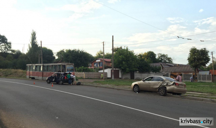 В Кривом Роге столкнулись три машины: грузовик и две иномарки (ФОТО)