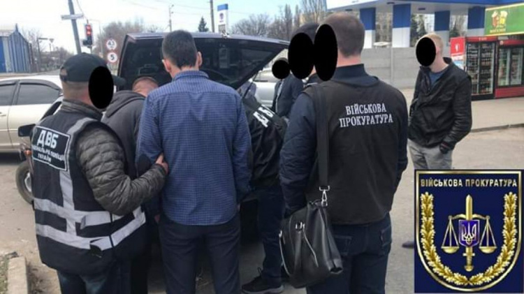 На Днепропетровщине за взятку в 2 000 долларов задержали полицейского (фото)