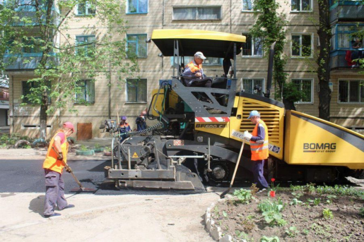 В Кривом Роге продолжают делать дороги и дворы домов (ФОТОФАКТ)