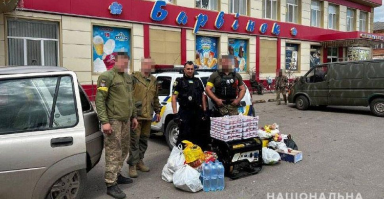 Поліцейські офіцери Дніпропетровщини передали гуманітарну допомогу нашим захисникам