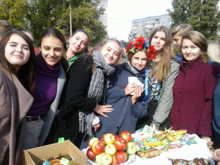 В Кривом Роге на школьной ярмарке дети собрали более 40 тысяч гривен онкобольной девочке