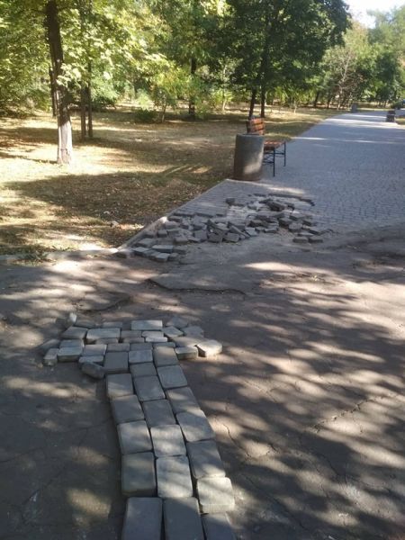 В хазяйстве пригодится: в Кривом Роге неизвестные начали разбирать тротуарную плитку в парке