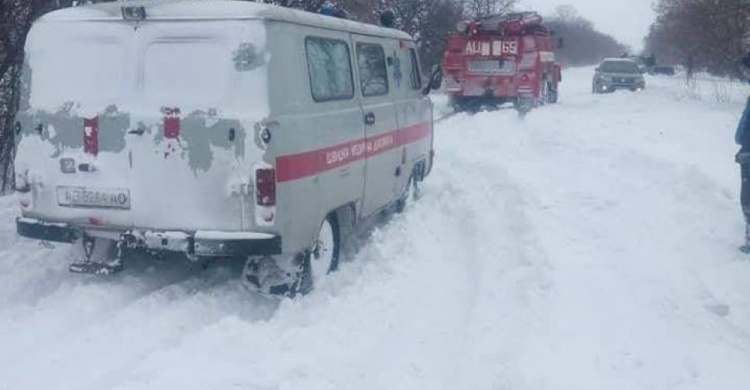 Пробки, снежные ловушки: спасатели помогают водителям на трассах Днепропетровской области (фото)