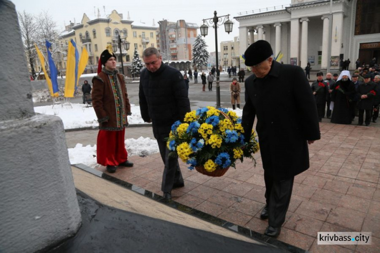 В День Соборности Украины криворожане собрались у памятника Великому Кобзарю (ФОТОФАКТ)