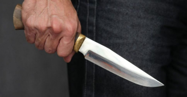 В Кривом Роге мужчина получил удар ножом в двух шагах от дома