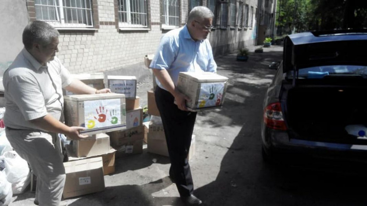 Криворожские школьники собрали гуманитарную помощь детям Донбасса