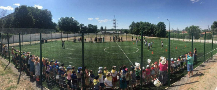 В одной из школ Кривого Рога открыли новый футбольный стадион (фото)