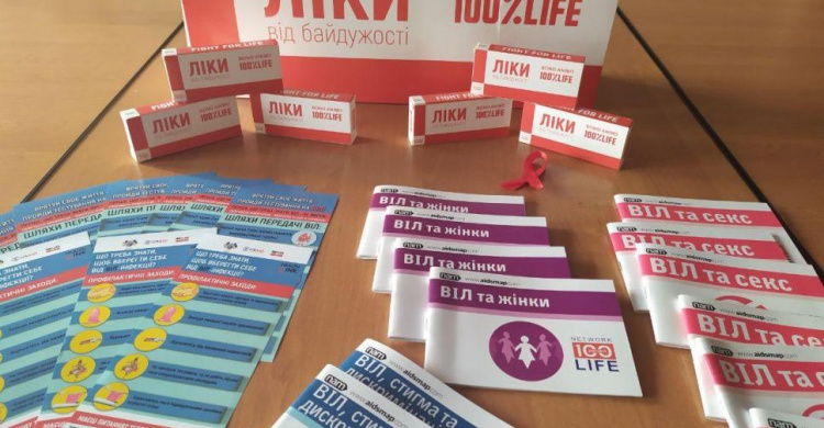 В Кривом Роге студенты проверили свои  знания об эпидемии ВИЧ и получили «Лекарство от равнодушия» (фото)
