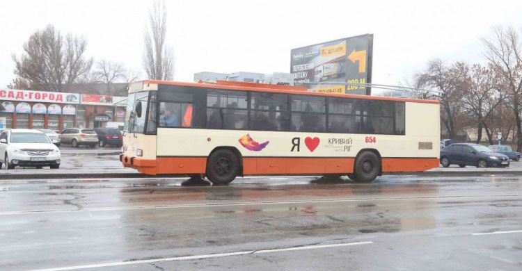 В Кривом Роге на самый длинный маршрут городского электротранспорта выехал новый гибридный троллейбус (фото)