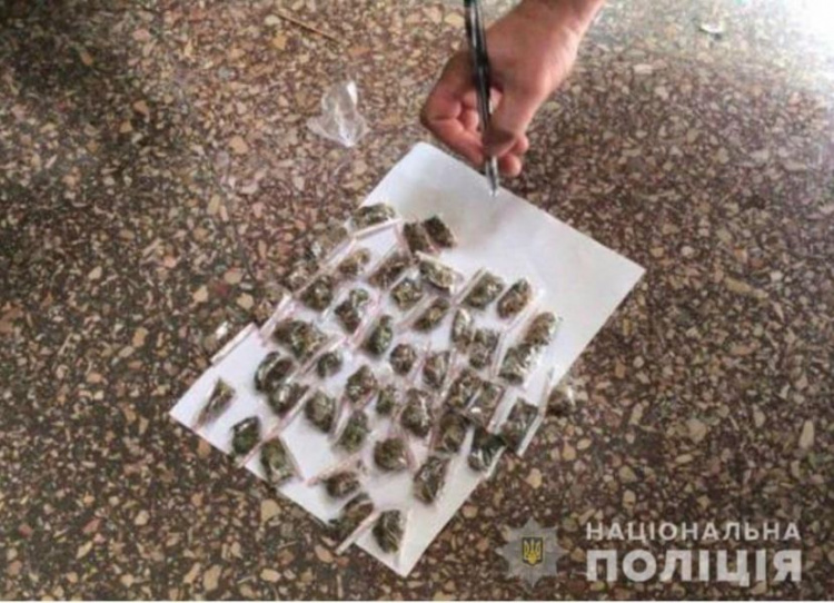 С наркотиками в подъезде дома полиция задержала двоих жителей Кривого Рога