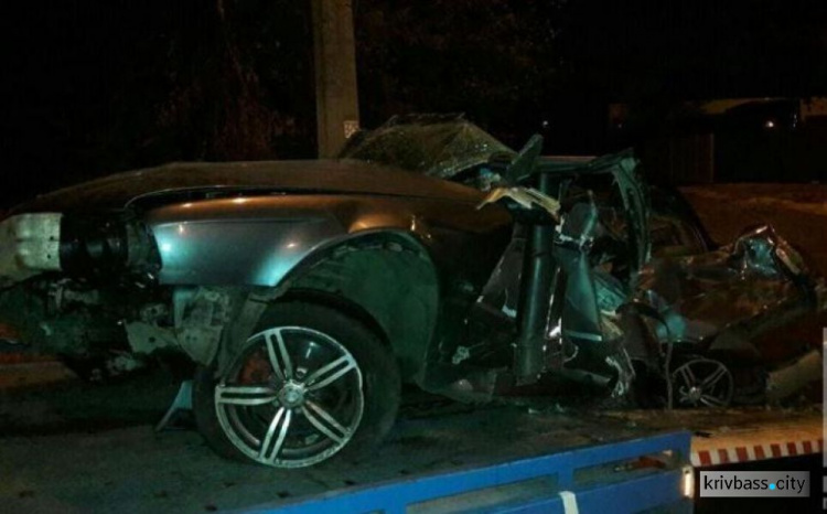 Ночная авария в Кривом Роге: водитель чудом остался живым (ФОТО)