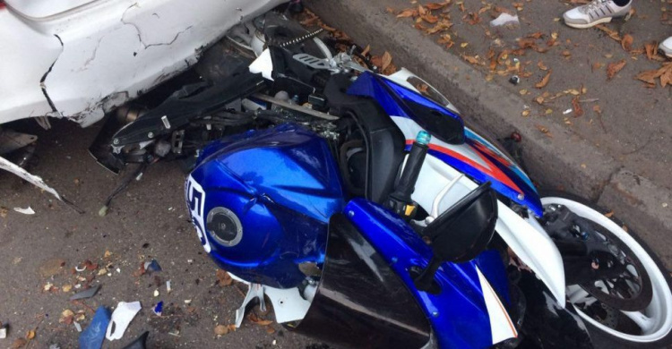 На проспекте Мира в Кривом Роге трюки на мотоцикле завершились трагедией (ФОТО)