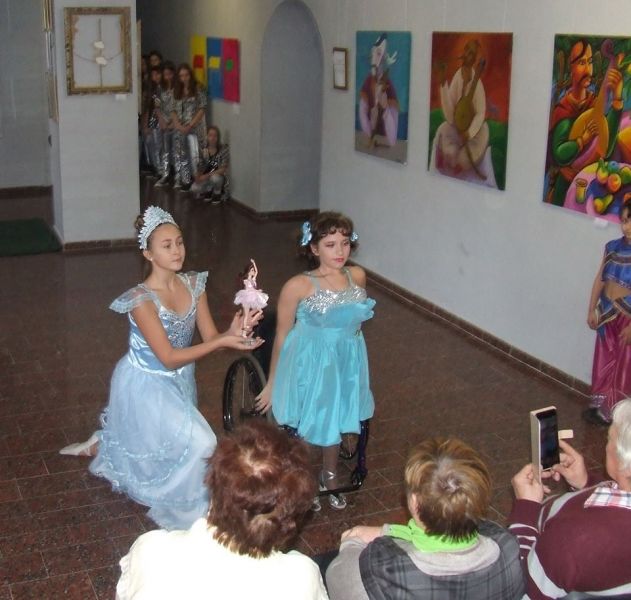 В Криворожском выставочном зале открылась выставка "хрустальной" девочки (фото)