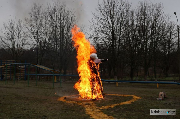 В Кривом Роге угощали блинами и сжигали чучело (ФОТО+ВИДЕО)