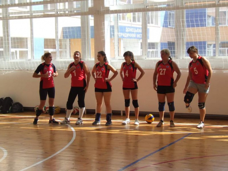 В Кривом Роге прошел турнир по волейболу среди женских команд (фото)