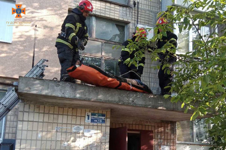 У Криворізькому районі жінка випала з п'ятого поверху на дах під’їзду: деталі від рятувальників