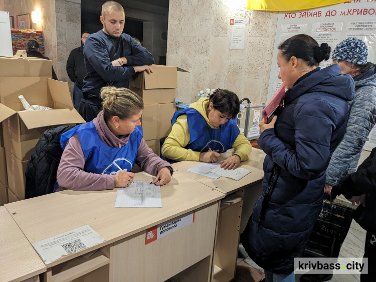 Підтримка вимушених переселенців: у Кривому Розі видавали гуманітарну допомогу евакуйованим із Херсонщини