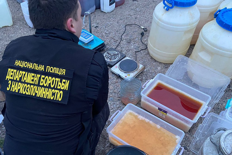 На Дніпропетровщині викрили нарколабораторію, яка щомісяця приносила близько 9 млн грн: деталі