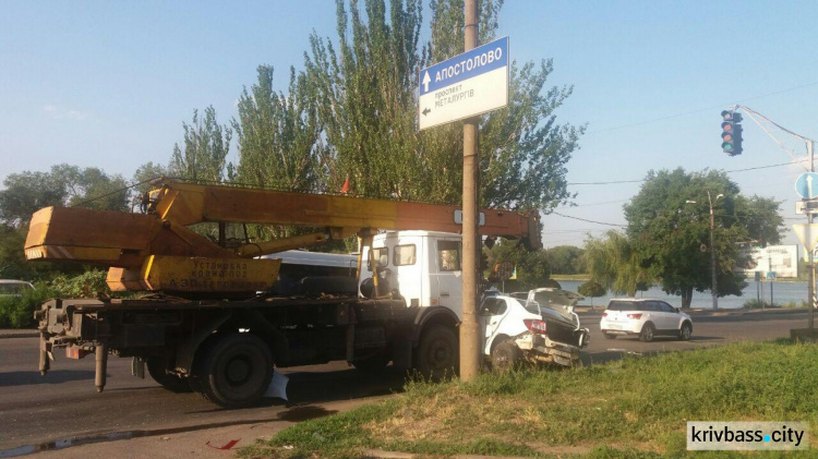 ДТП в Кривом Роге: на светофоре столкнулись грузовик и легковушка (ФОТО)