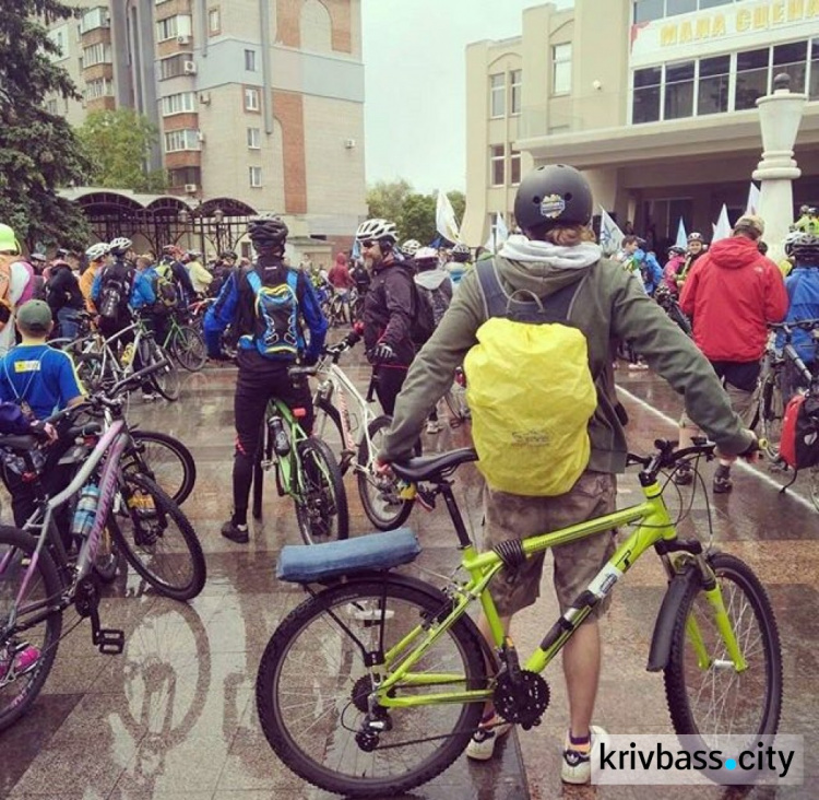 Около 1000 велосипедистов проехались по красной линии города (ФОТО)