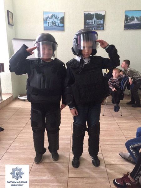 У Кривому Розі особливі діти приміряли форму поліцейських (фото)