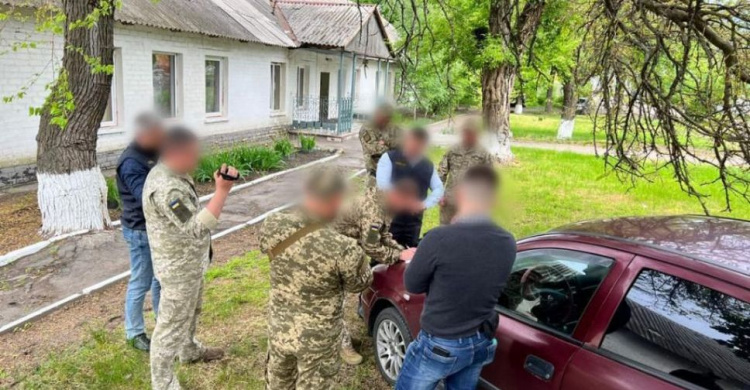 10 000 грн щомісячно: на Дніпропетровщині затримали в.о. заступника начальника штабу військової частини
