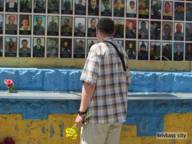 В День города криворожане почтили память погибших в АТО земляков (ФОТО)