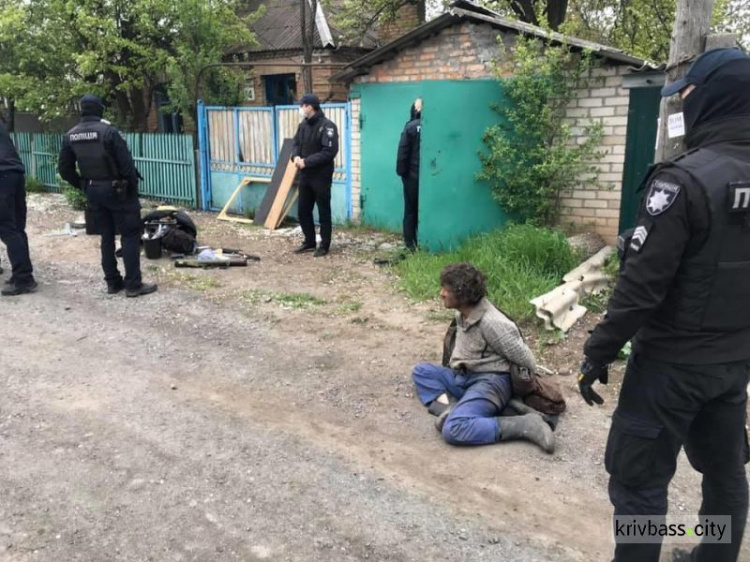 Житель Кривого Рога угрожал соседям топором и тубусом от гранатомёта