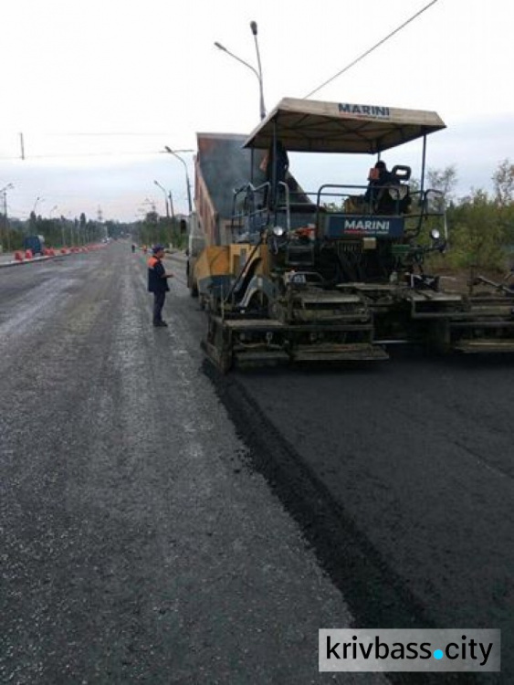 Чиновники дали 5 лет гарантии на дорогу, которую ремонтируют в Кривом Роге (ФОТО)
