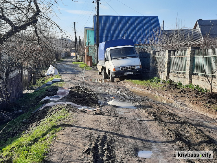 Криворіжці просять позбавити їх ям, багнюки та криги - вимагають ремонту доріг у Покровському районі