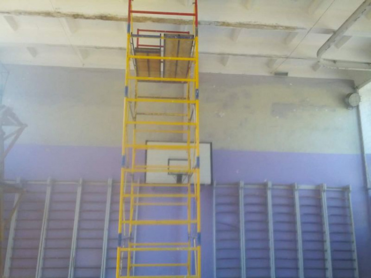В Криворожской школе проходит капитальный ремонт спортзала (фото)