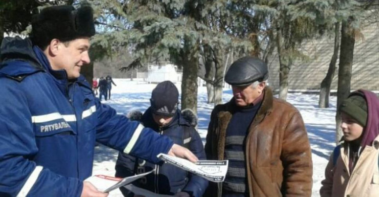 Криворожские спасатели напомнили жителям Широкого о правилах пожарной безопасности (ФОТО)