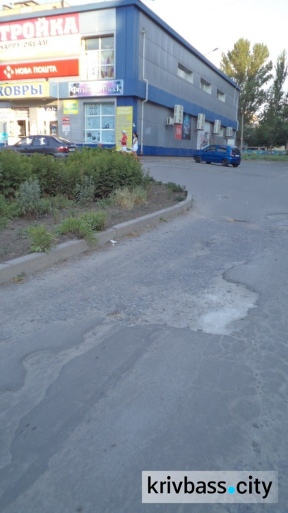 Бездорожье: внутриквартальная дорога на Электрозаводкой в Кривом Роге требует ремонта (ФОТОФАКТ)